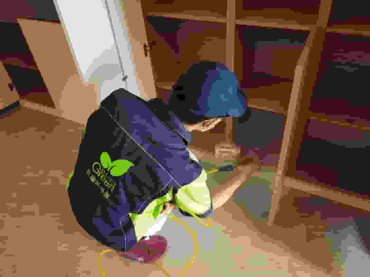 閣樓內(nèi)，業(yè)主將閣樓布置成休閑區(qū)，在治理后的清新環(huán)境中閱讀、放松，感嘆格瑞樂讓原本可能有甲醛隱患的閣樓變成舒適空間。